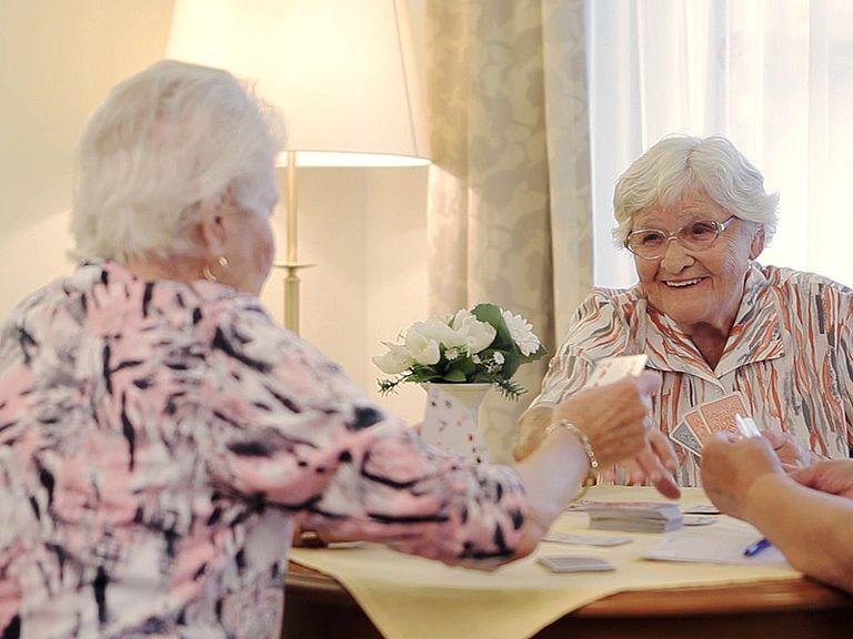 Im Kursana Pflegeheim geniesst man Kuchen in geselligen Damenrunden