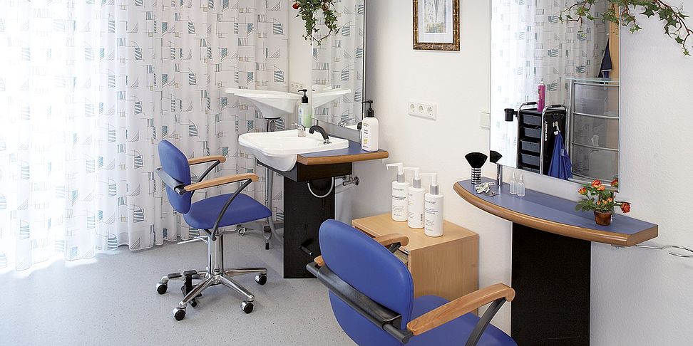 Das Pflegeheim Ampfing verfügt über einen eigenen Friseursalon
