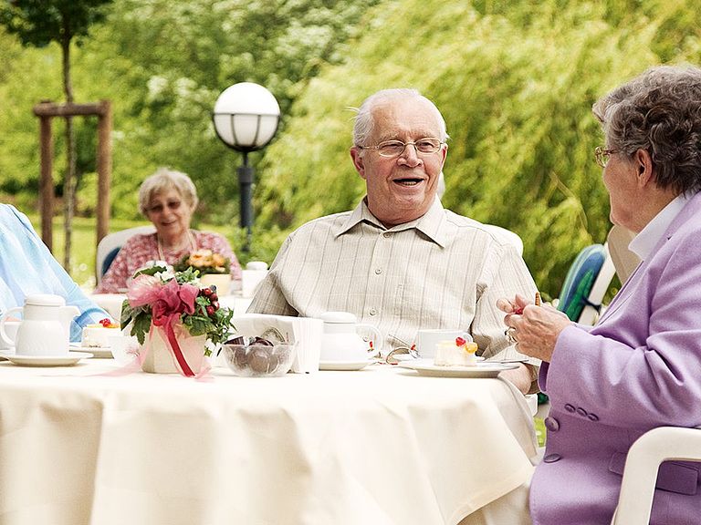 Im betreuten Wohnen bei Kursana genießen Sie Ihren Kaffee in geselligen Runden