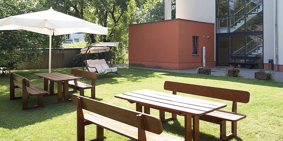 Der idyllische Garten der Behinderteneinrichtung Forst Haus Muehlgraben lädt zum Spazieren ein.