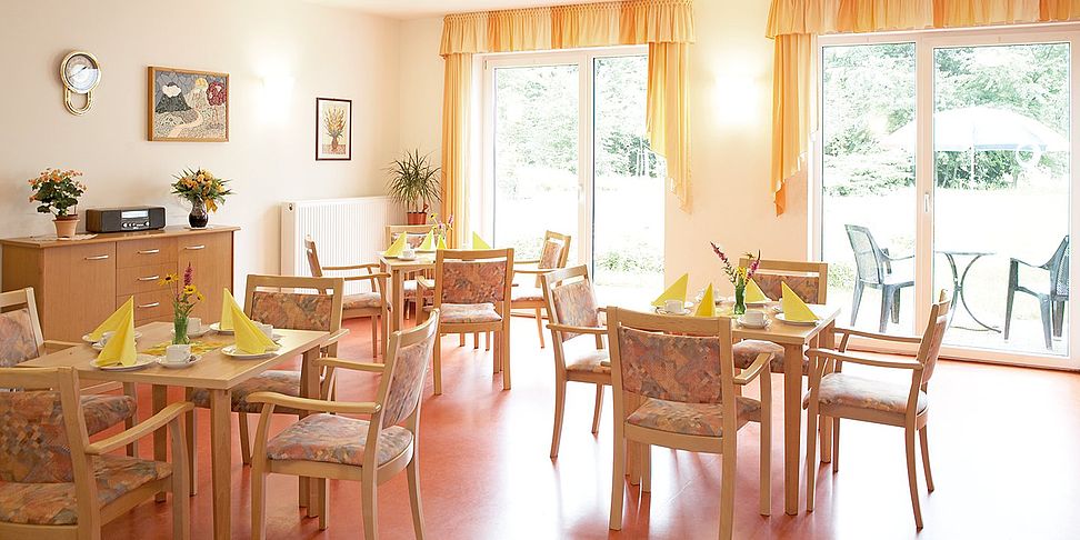 Ein gemütlicher Gemeinschaftsraum im Altenheim Rastow Haus Achterfeld