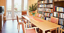 Das Pflegeheim Lappersdorf bietet seinen Bewohnern eine Bibliothek