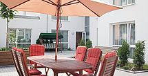 Auf der schoenen Terrasse im betreutes_Wohnen Seelze kann man es sich gut gehen lassen.