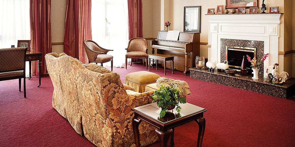 Das gemuetliche Kaminzimmer im Seniorenheim Oberursel