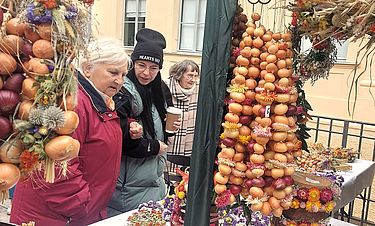 Rund um die Zwiebel: Zwiebelzöpfe, Dekorationen und vieles mehr gab es auf dem „Zippelmarkt“ zu bestaunen. 
