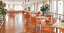 Das einladende und stilvolle Restaurant im Pflegeheim Aurich