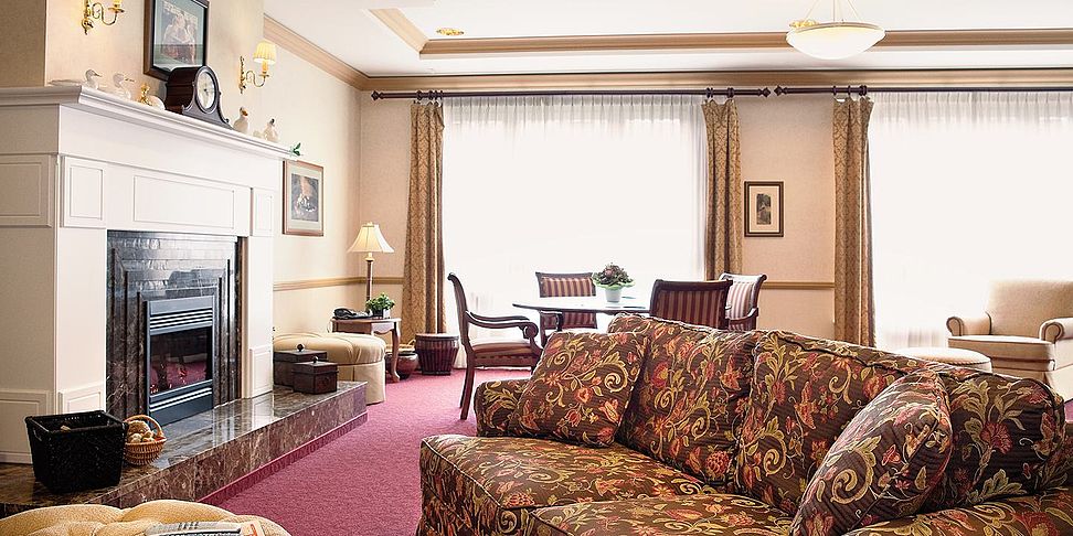 Gemuetlichkeit im Kaminzimmer des Seniorenheims Wiesbaden
