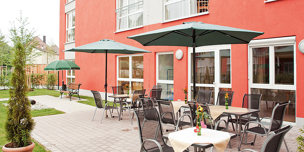 Kaffee und Kuchen auf der Terrasse im betreuten Wohnen in Dachau