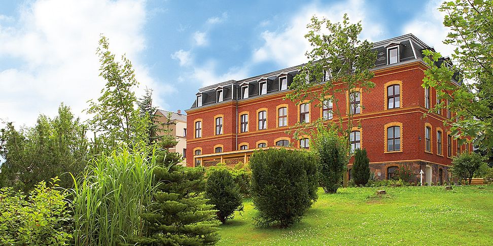Das Pflegeheim Meerane Haus Hirschgrund in der Frontalansicht
