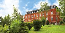 Das Pflegeheim Meerane Haus Hirschgrund in der Frontalansicht