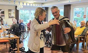 Bajuwarisches Fest mit Tanzeinlagen: Im Kursana Domizil Barsinghausen herrscht beim alljährlichen Oktoberfest ausgelassene Partystimmung.