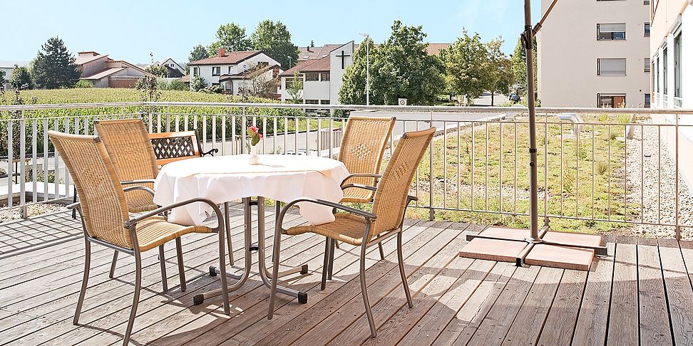 Kaffee und Kuchen auf der Terrasse im betreuten Wohnen in Vaihingen.