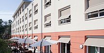 Frische Luft schnappen auf der Terrasse im Pflegeheim Dreieich
