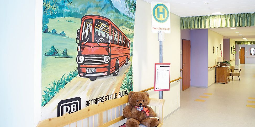 Unterschiedlich gestaltete Flure im Pflegeheim Kuenzell sorgen für eine gute Orientierung