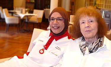 Die Betreuung und Pflege von Senioren ist für Marsha Wahler – hier mit Hannelore Hofmann – ein Traumberuf. In der Kursana Villa Wiesbaden beginnt sie ihre Ausbildung zur Pflegefachkraft.