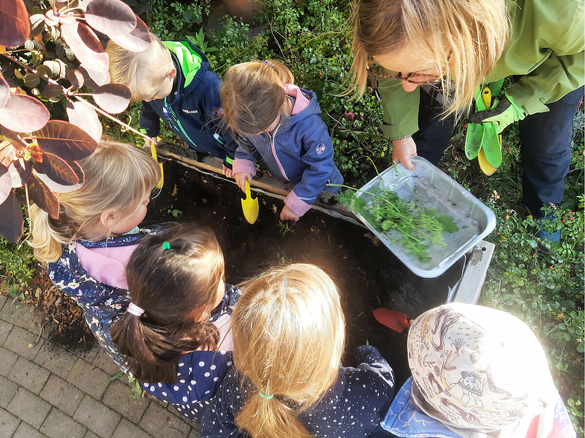 Kinder gärtnern im Hochbeet des Seniorenheims in Pattensen