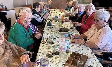 Basteln, das glücklich macht: Bewohnerinnen und Bewohner im Kursana Domizil Straelen. 