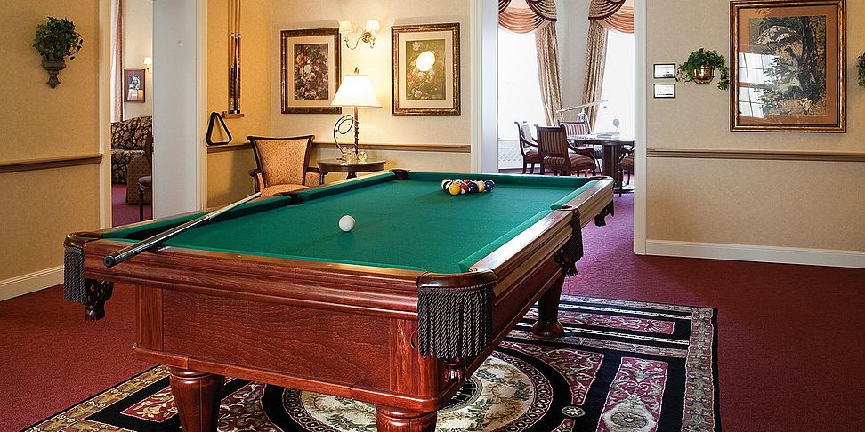 Geselliges Spiel im Billardzimmer im betreuten Wohnen Bonn