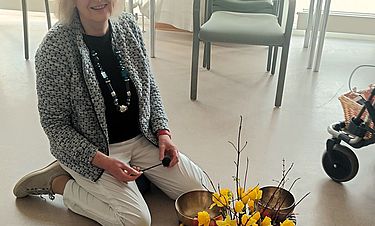 Klangmassagen für Körper und Seele: Einmal die Woche kommt Ute Klinner-Krebs ins Kursana Domizil Siegen. 