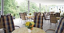 Frische Luft schnappen auf der Terrasse im Pflegeheim Siegen