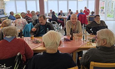 Die Bewohner feierten mit Bierbowle, Bouletten, Bratwurst sowie Kartoffel -und Nudelsalat 

