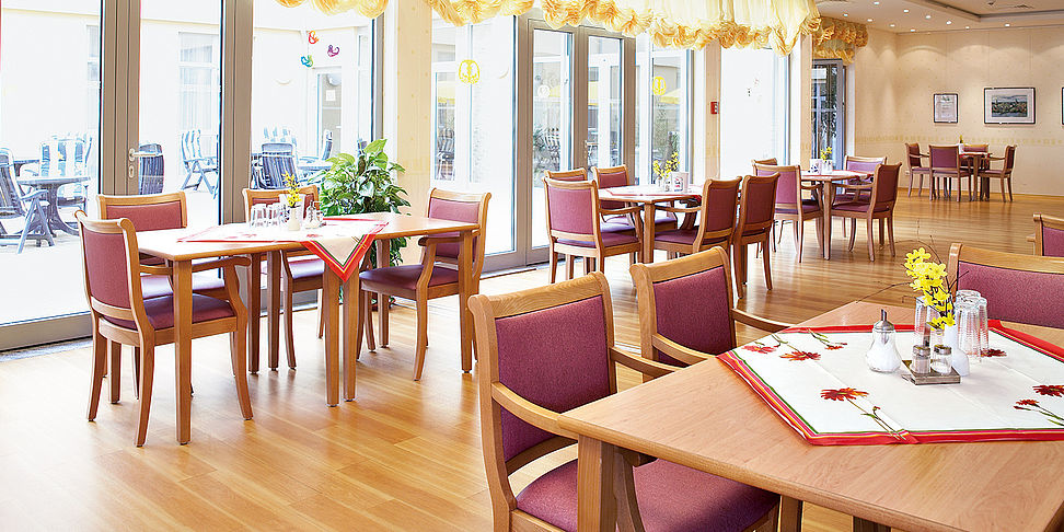 Das einladende und stilvolle Restaurant im Pflegeheim Wittenberg