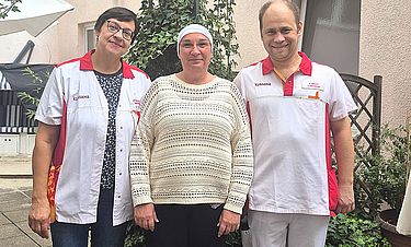 Fachwissen und Fürsorge im Demenzbereich: Wohnbereichsleiterin Melanie Michel (Mitte) mit den Pflegefachkräften Swetlana Maksimova (l.) und Kyrylo Kasianov (r.). 