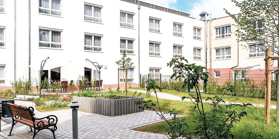 Schön gestalteter Garten im Pflegeheim Buendigen