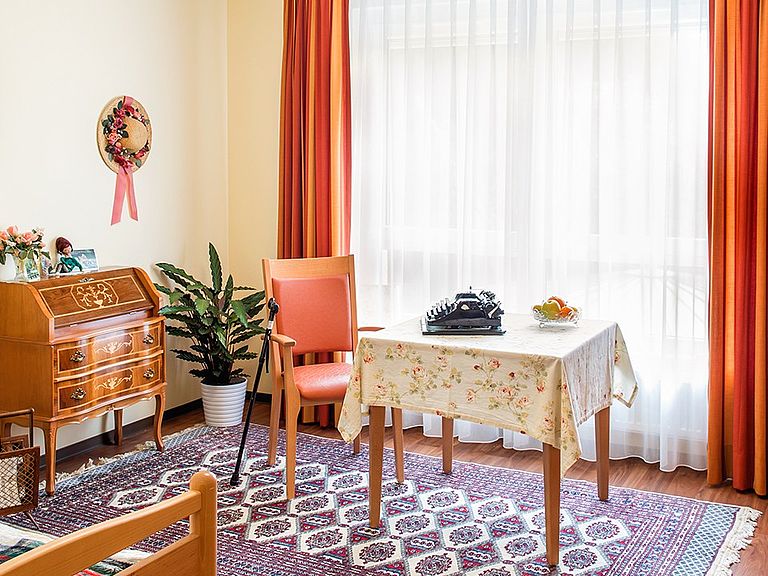 Gemuetliches Zimmer im Seniorenheim