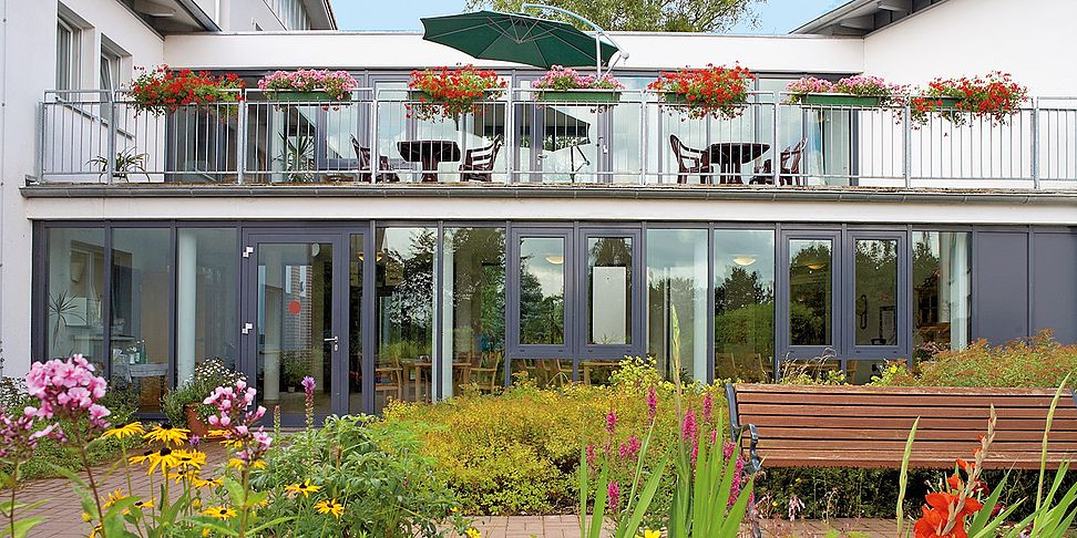 Der Garten im betreuten Wohnen vom Pflegeheim Rastow Haus Achterfeld lädt zum Spazieren ein