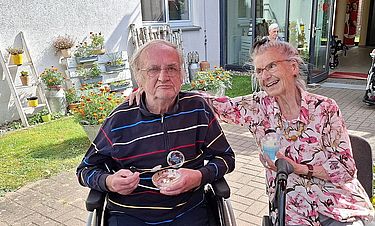 Karola Ahrens genoss an der Seite von Mitbewohner Anton Knapp das sommerliche Miteinander an ihrem Ehrentag. 