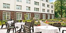 Sonne tanken auf der Terrasse im Pflegeheim Buchholz