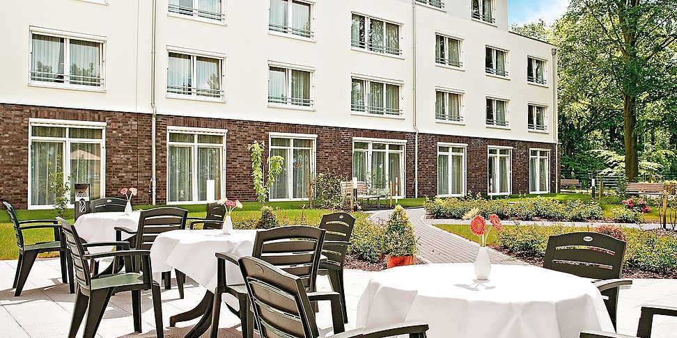 Sonne tanken auf der Terrasse im Pflegeheim Buchholz