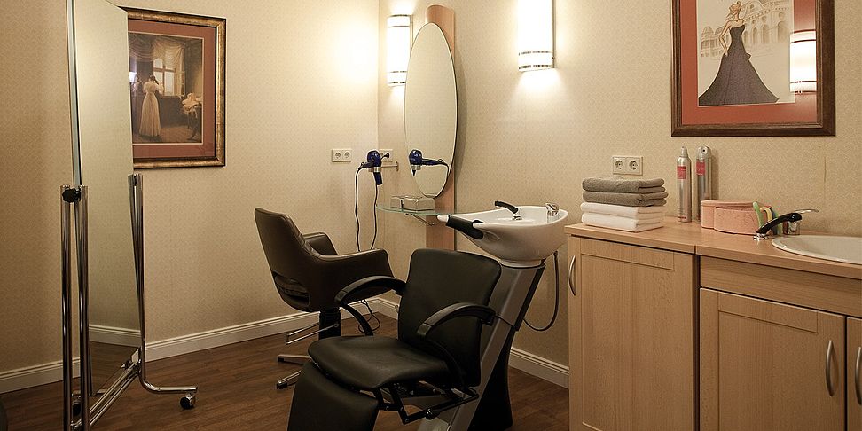 Verwoehnen lassen beim Friseur im betreuten Wohnen Reinbek