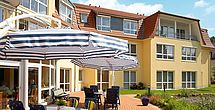 Auf der Terrasse des betreuten Wohnen im Pflegeheim Bad Lauterberg genießt man Kaffee und Kuchen.