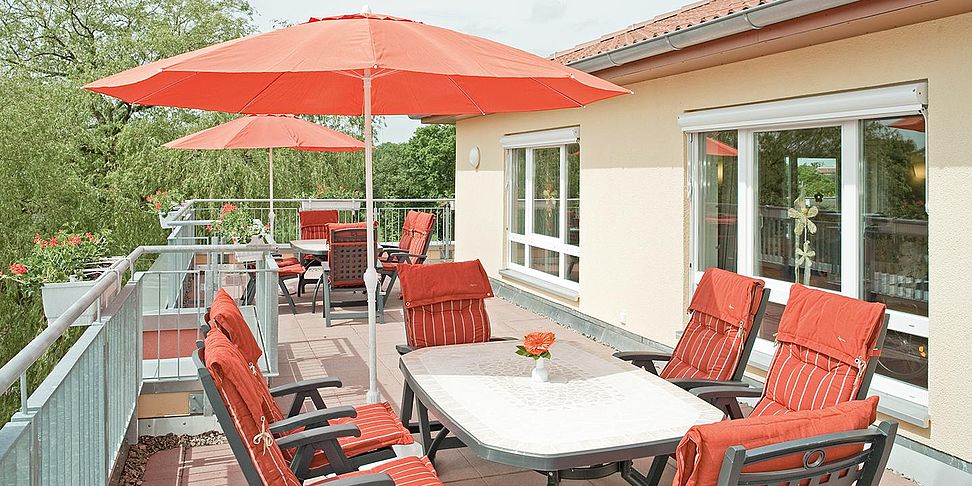 Frische Luft schnappen auf der Terrasse im Pflegeheim Aurich