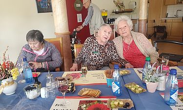 Die Bewohnerinnen genießen das Weinfest im Domizil.