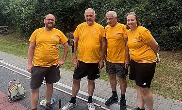 Das Team des ESV Gersthofen trägt ihre von Kursana zur Verfügung gestellten Team-Shirts.