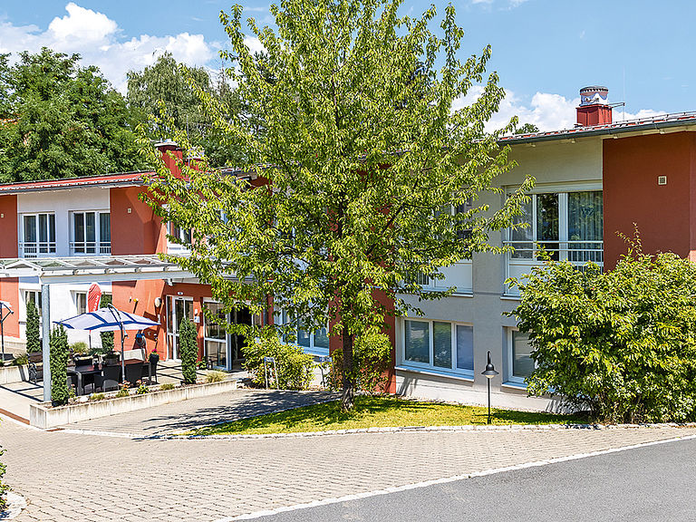 Das Pflegeheim Hoesbach in der Frontalansicht