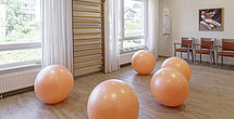 Verschiedene Gesundheits-Kurse im Therapieraum des Pflegeheims Kürten.