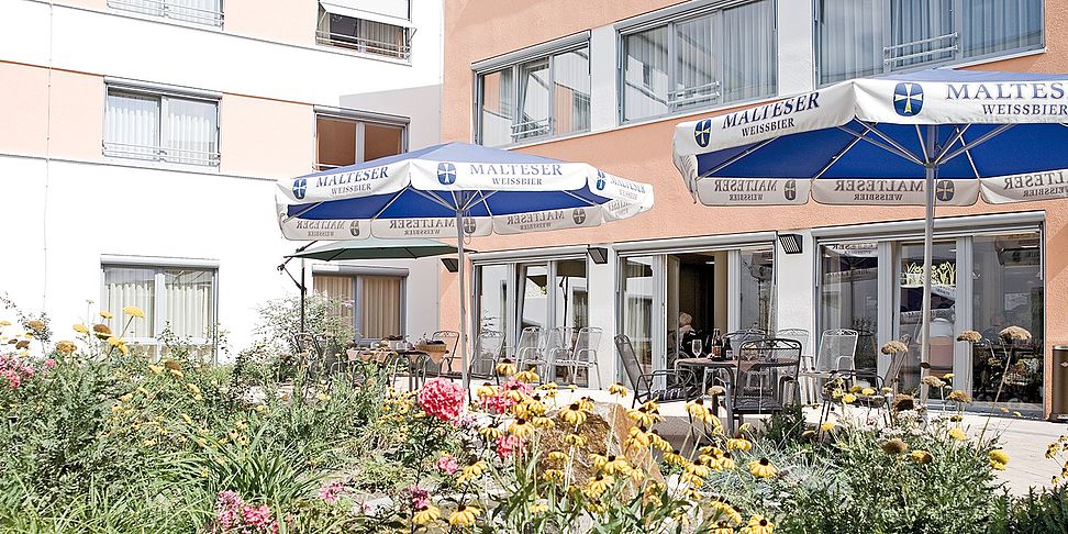 Kaffee und Kuchen auf der Terrasse im betreuten Wohnen in Vaihingen.
