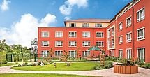 Der Garten im betreuten Wohnen vom Pflegeheim Aurich lädt zum Spazieren ein
