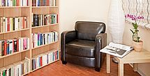 Die umfangreiche Bibliothek im betreuten Wohnen Buchholz