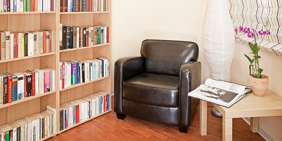 Die umfangreiche Bibliothek im betreuten Wohnen Buchholz