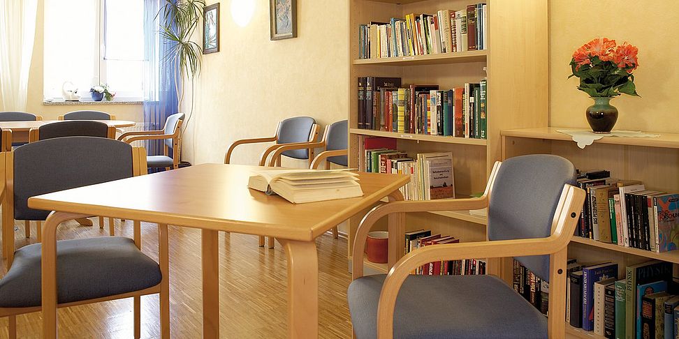 Ein gutes Buch aus der Bibliothek des Pflegeheims Weiden findet man immer.