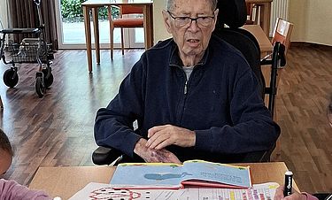 Gemeinsam malen und spielen: Für die Bewohnerschaft des Kursana Domizils sind die Besuche des Kindergartens Gänsefüßchen immer wieder herzerwärmende Erlebnisse.