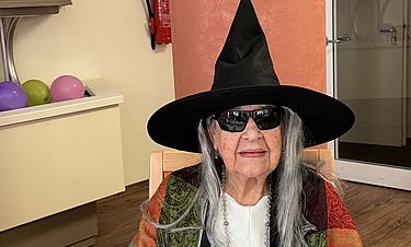 Sieglinde Dannenberg hat sich als Hexe verkleidet.