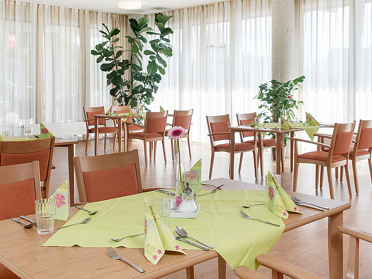 Das einladende und stilvolle Restaurant im Pflegeheim Pullach