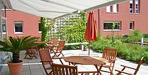 Frische Luft atmen auf der Terrasse des Pflegheims Friesenheim