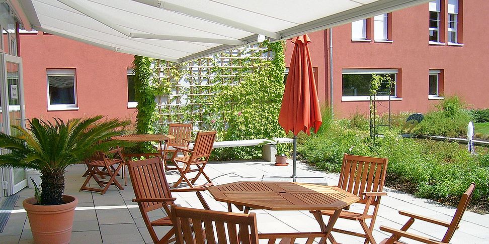 Frische Luft atmen auf der Terrasse des Pflegheims Friesenheim